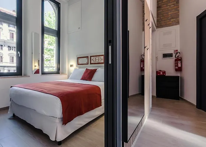 Retreat With Terrace, 25-minute Walk From The Trevi Fountain