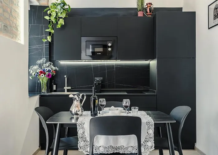 Retreat With Terrace, 25-minute Walk From The Trevi Fountain *