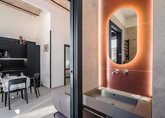 Retreat With Terrace, 25-minute Walk From The Trevi Fountain *