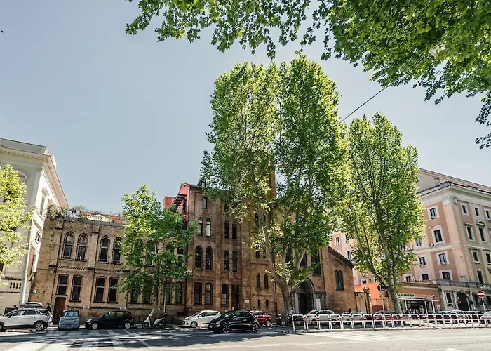 Retreat With Terrace, 25-minute Walk From The Trevi Fountain *